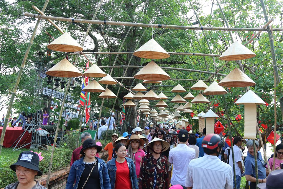 Rất đông du khách đến với Festival Huế 2018